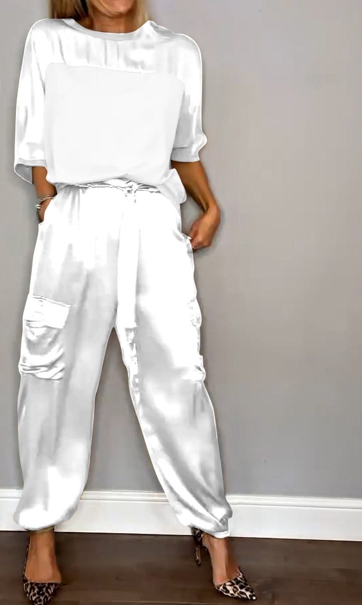 Dames casual chic outfit gedragen. Tweedelige set voor vrijetijd, comfortabel en modieus.