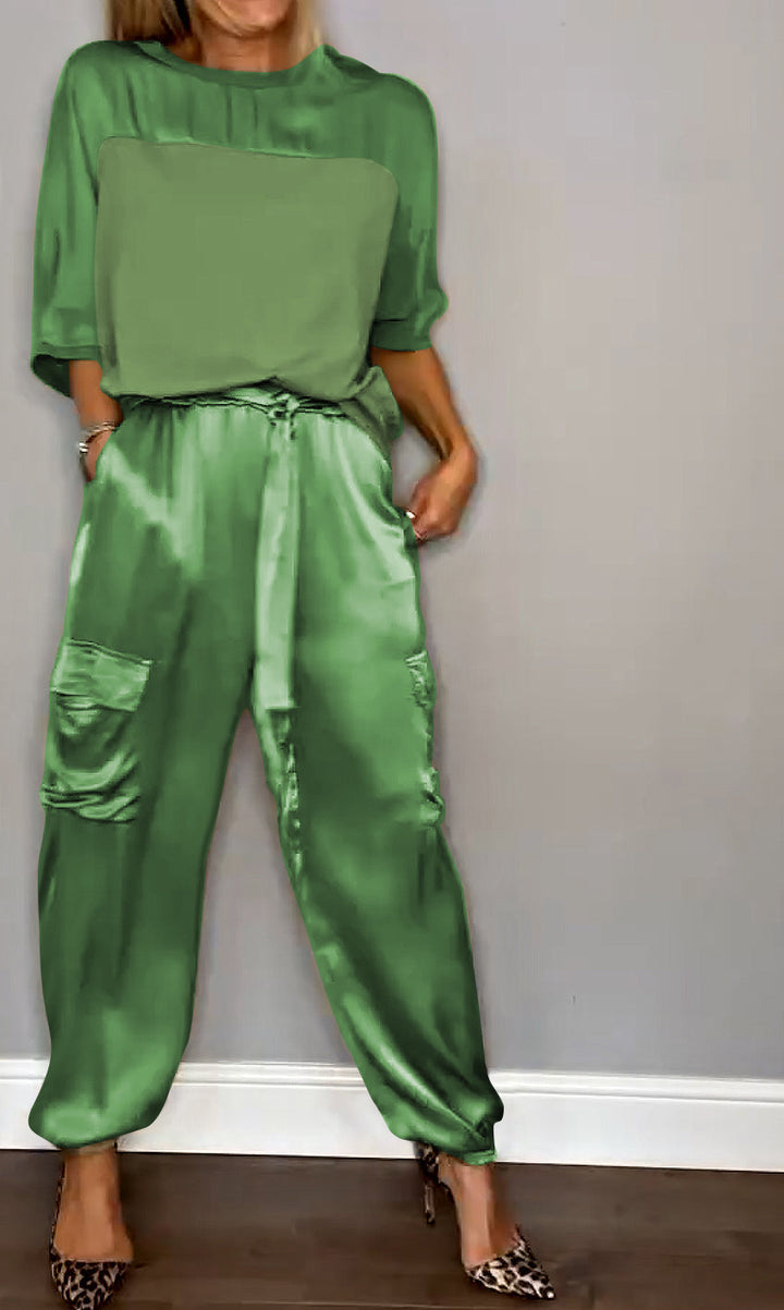 Detail: comfortabele top met halve mouwen van de tweedelige dames set. Elegant en luchtig ontwerp.