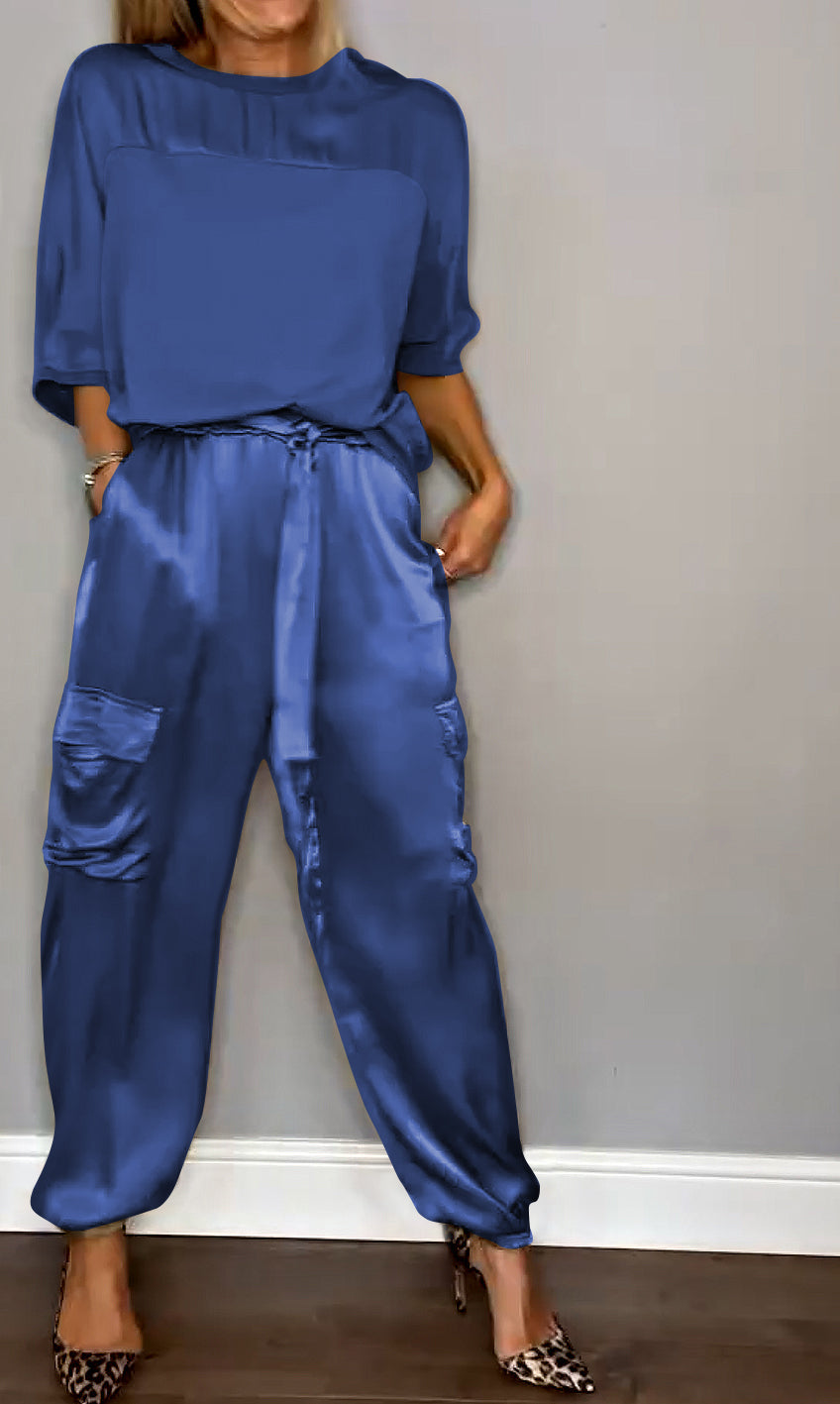 Veelzijdige allround dames outfit. Tweedelige set met pantalon en top, ideaal voor diverse gelegenheden.