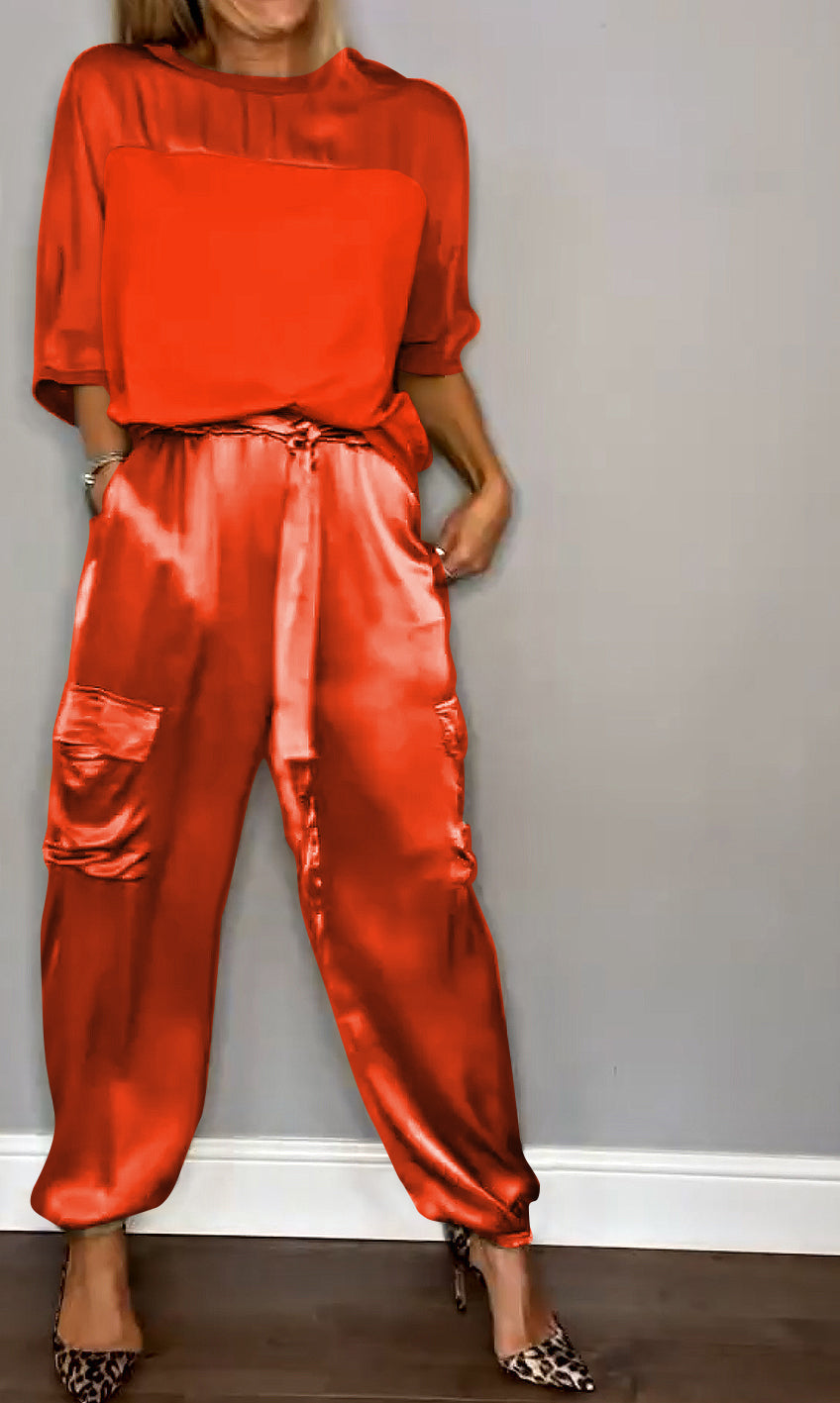 Ultiem comfort met deze tweedelige dames set. Zachte stof, perfect voor een ontspannen en stijlvolle dag.