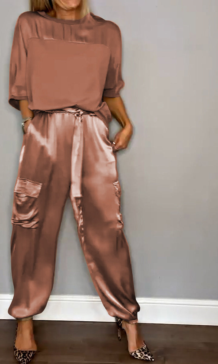 Elegante dameskleding set voor stijlvolle gelegenheden. Tweedelige outfit met pantalon en top.