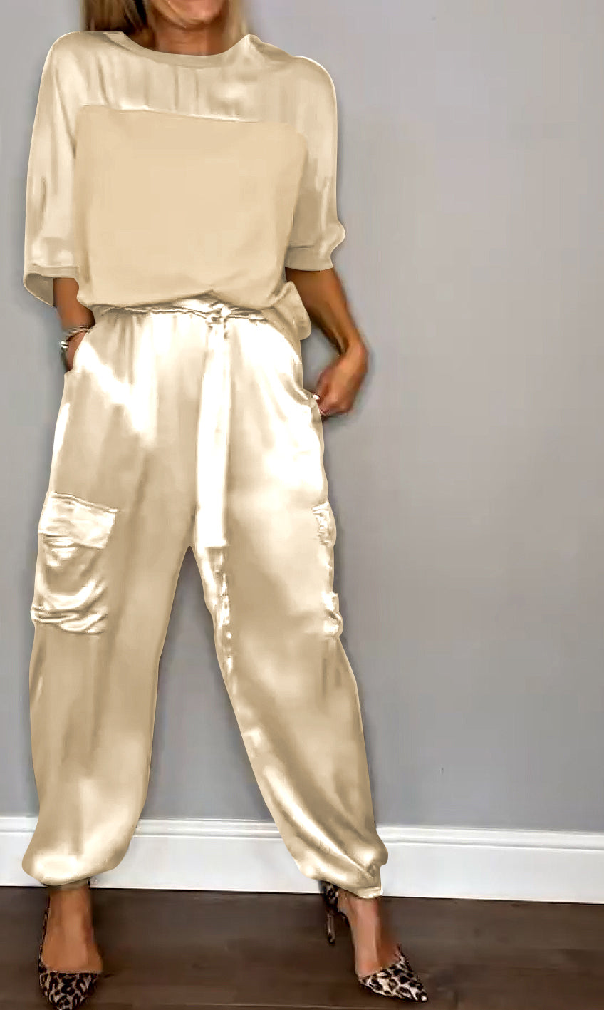 Dames mode set, zijaanzicht. Comfortabel dames pak met pantalon en top, casual chic uitstraling.