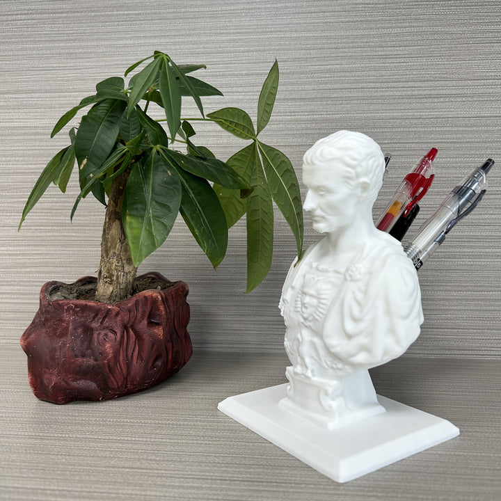 Praktische Julius Caesar organizer voor pennen. Brengt geschiedenis en orde op je bureau of werkplek.