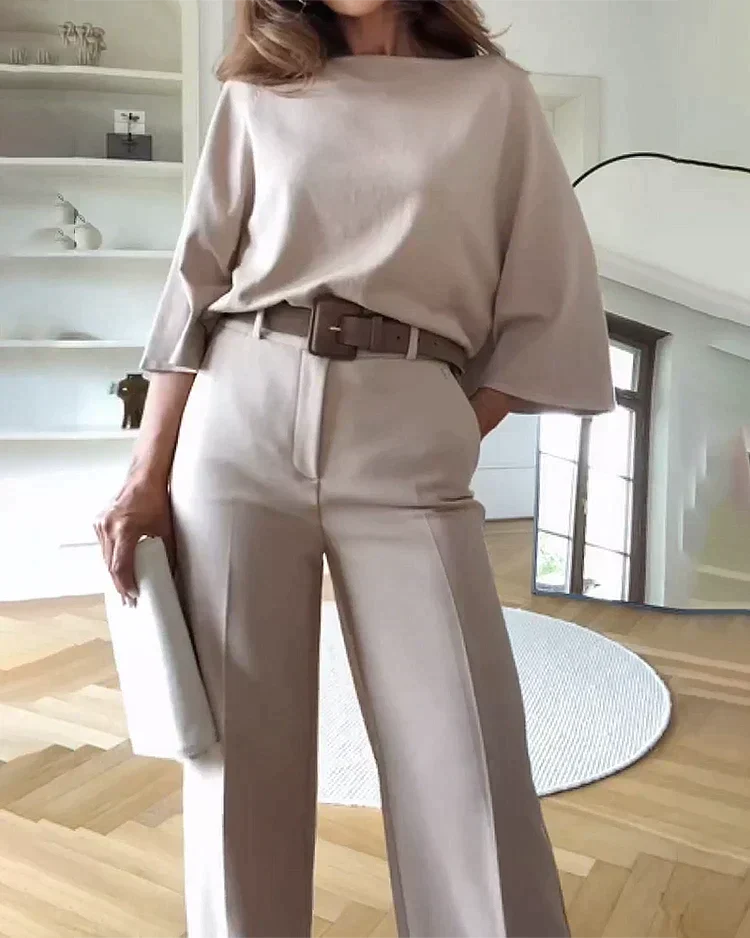 Nieuwe modieuze tweedelige dames set met riem in beige, biedt zowel comfort als elegantie.