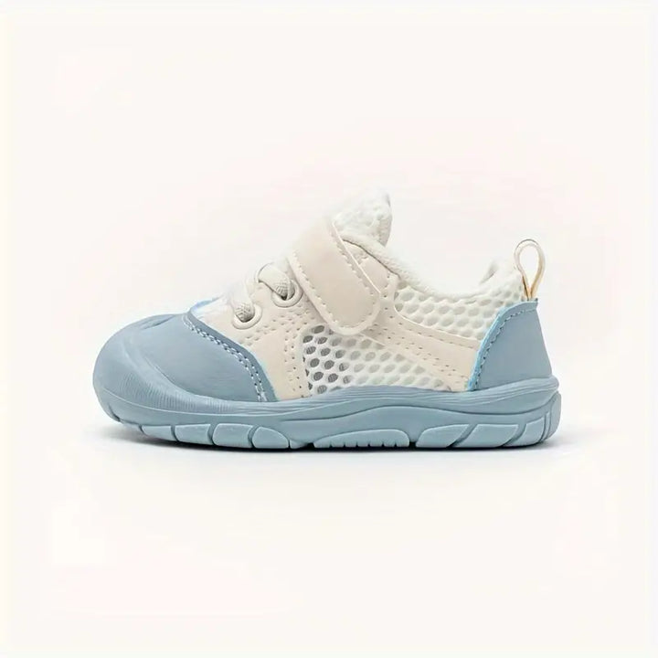 Ademende blauwe babyschoenen, flexibel en zacht, voor onbelemmerde beweegvrijheid en comfort.