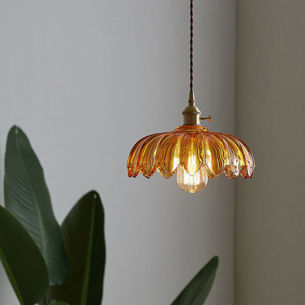 Stijlvolle woonkamerlamp, bellen design met groene glazen elementen.