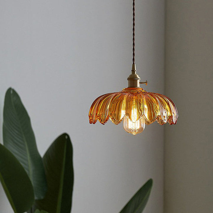 Stijlvolle woonkamerlamp, bellen design met groene glazen elementen.