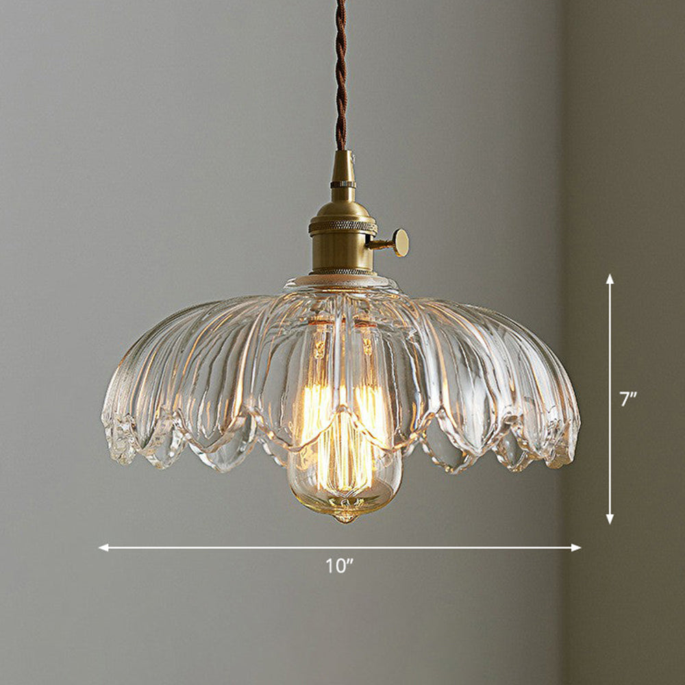 Decoratieve bellen hanglamp met koperen details, sfeervolle eetkamerlamp.