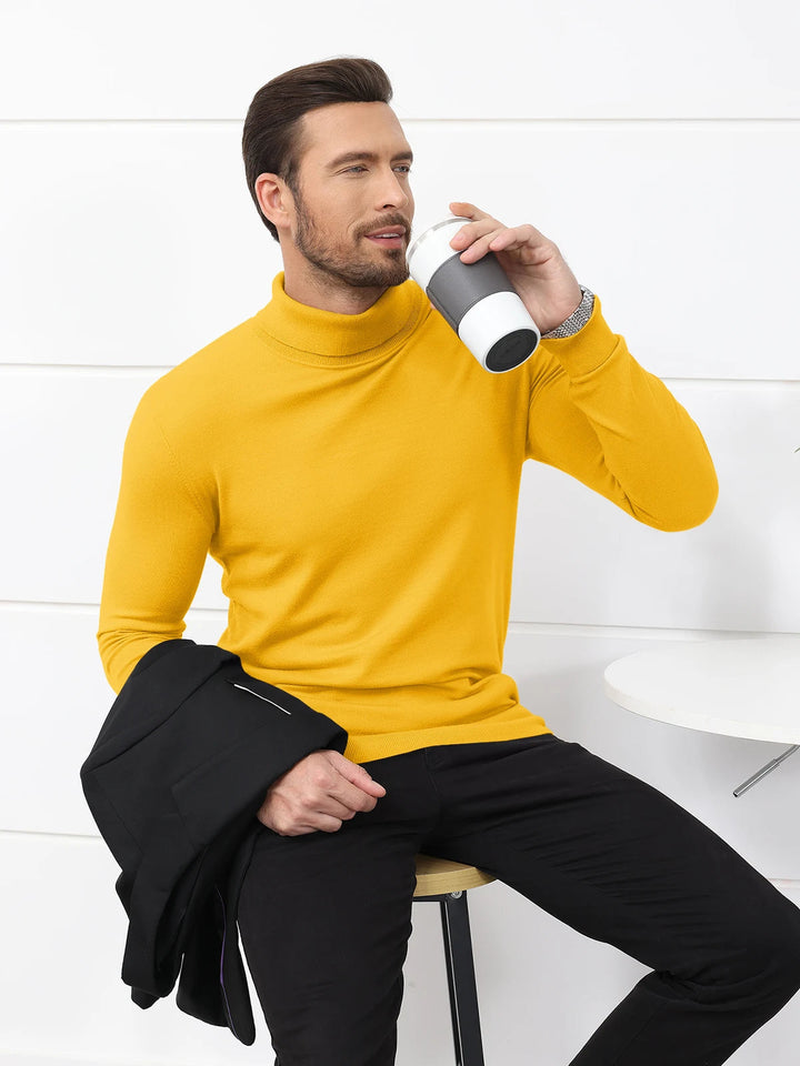 Man draagt gebreide heren coltrui, casual winteroutfit. Comfortabele, warme herenmode kleding.