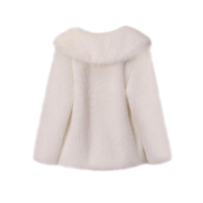 Trendy en warme pluizige winterjas, met losse pasvorm, speciaal voor dames.