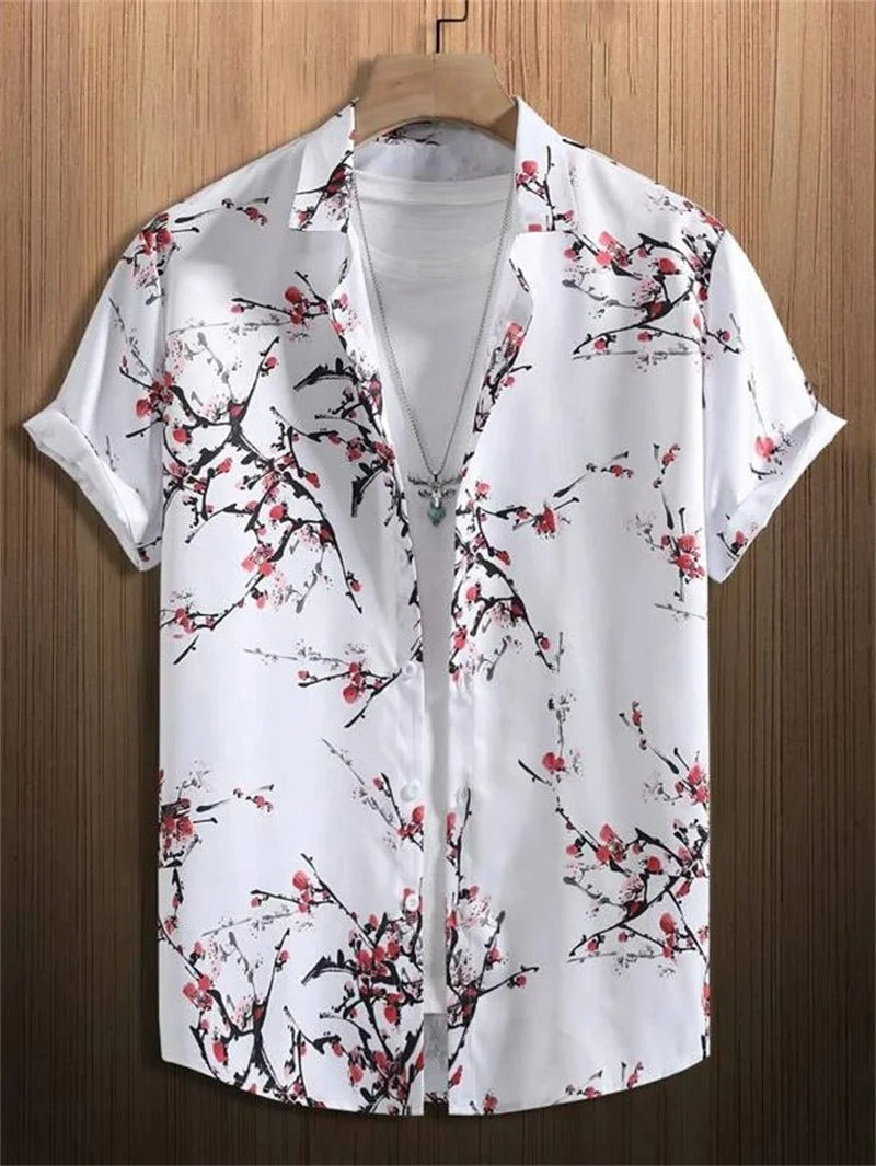 Modieus heren Hawaii overhemd met kleurrijke bloemenprint, gedragen in een casual setting. Ideaal voor zomer en vakantie.