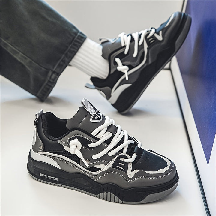 Zijaanzicht van comfortabele sportieve heren sneakers, ideaal voor dagelijks en actief gebruik.