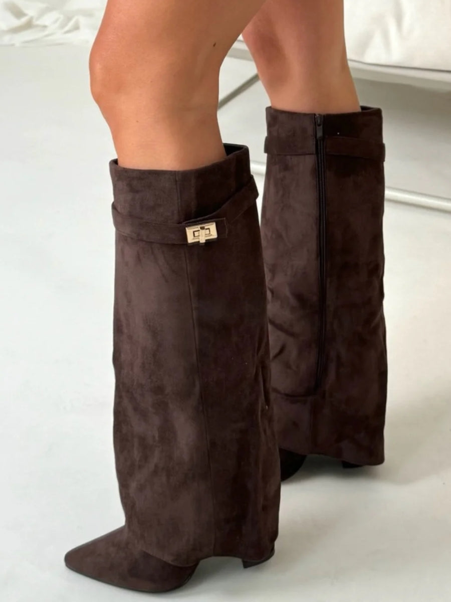 Bruine elegante hoge dameslaarzen; comfortabel en modieus. Essentiële winterlaarzen met stijlvolle schacht.
