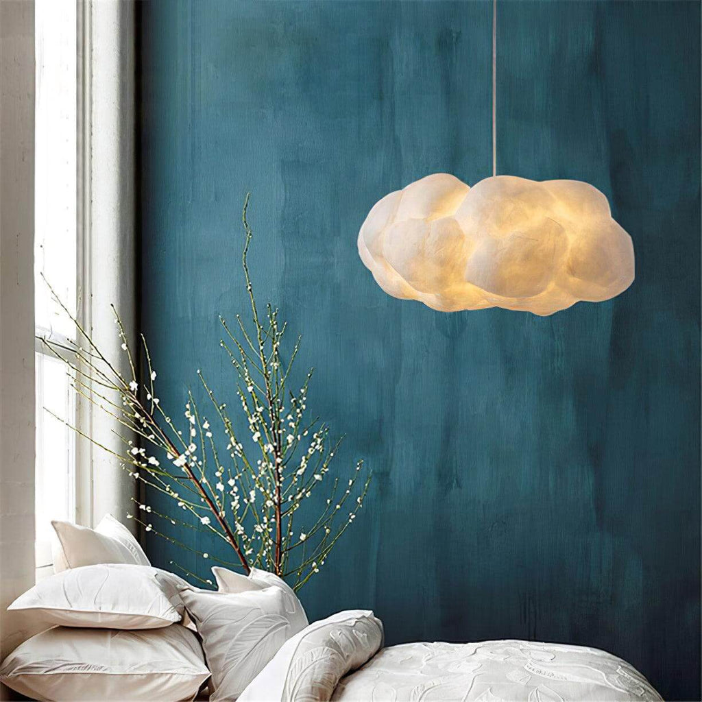 Deze wolkvormige pendellamp biedt zacht diffuus licht, essentieel voor elegante en gezellige sfeerverlichting.