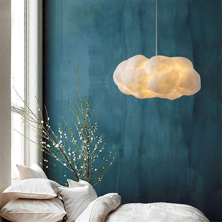 Deze wolkvormige pendellamp biedt zacht diffuus licht, essentieel voor elegante en gezellige sfeerverlichting.