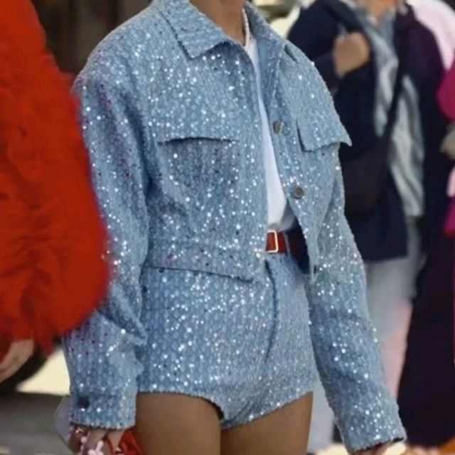 Stijlvol spijkerjack en bijpassende denim shorts met pailletten voor dames, modieus en uniek.