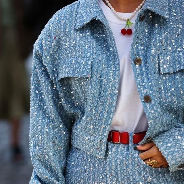 Complete lente outfit: dames denim set met pailletten die comfort en stijl combineert.
