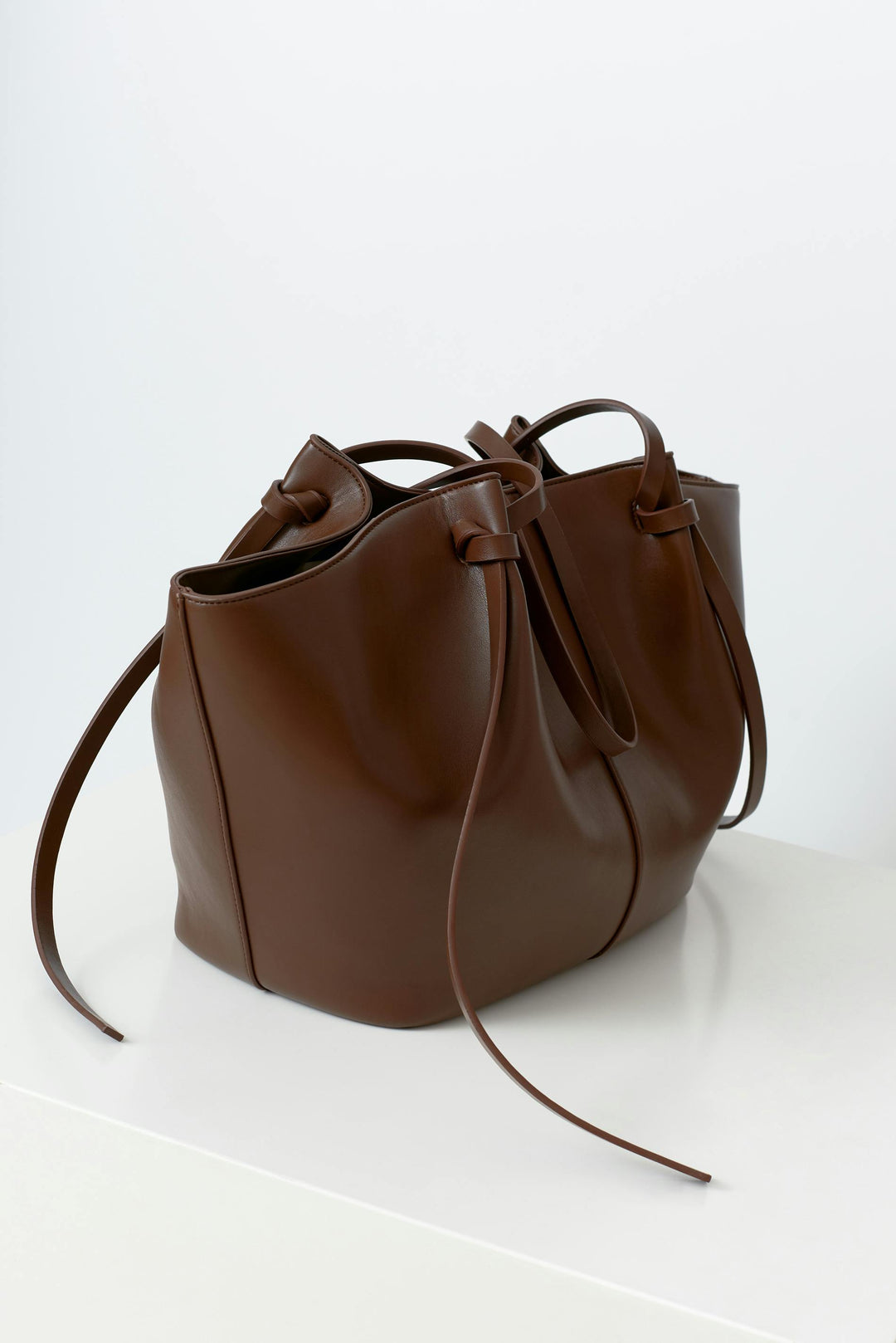 Veelzijdige bruine dames tas, te gebruiken als handtas, shopper of schoudertas.