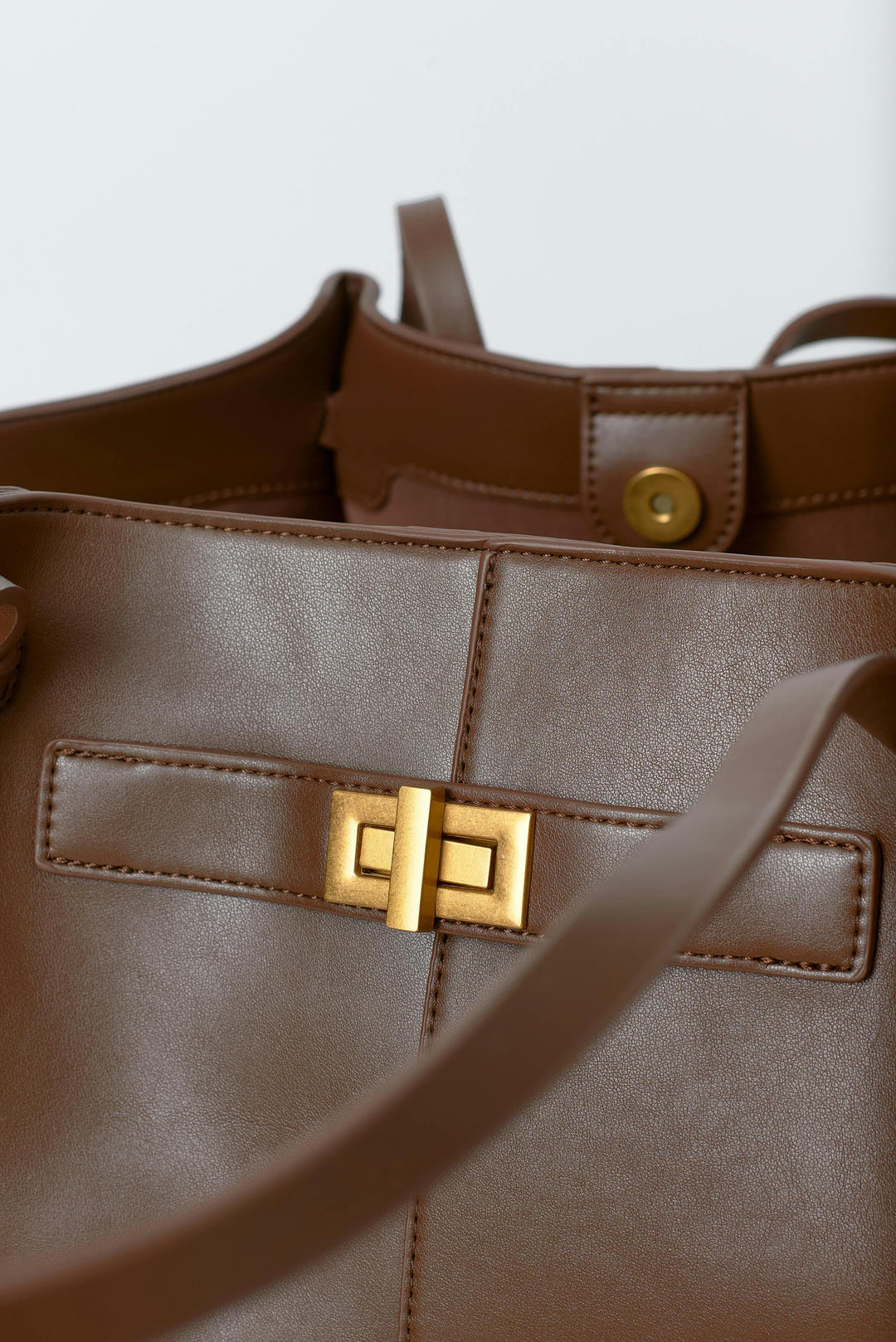 Zwarte dames shopper, een elegante en functionele handtas van duurzaam PU leer.