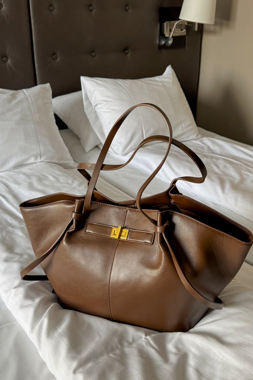 Modieuze zwarte schoudertas voor dames, functioneel en tijdloos, perfect als shopper.