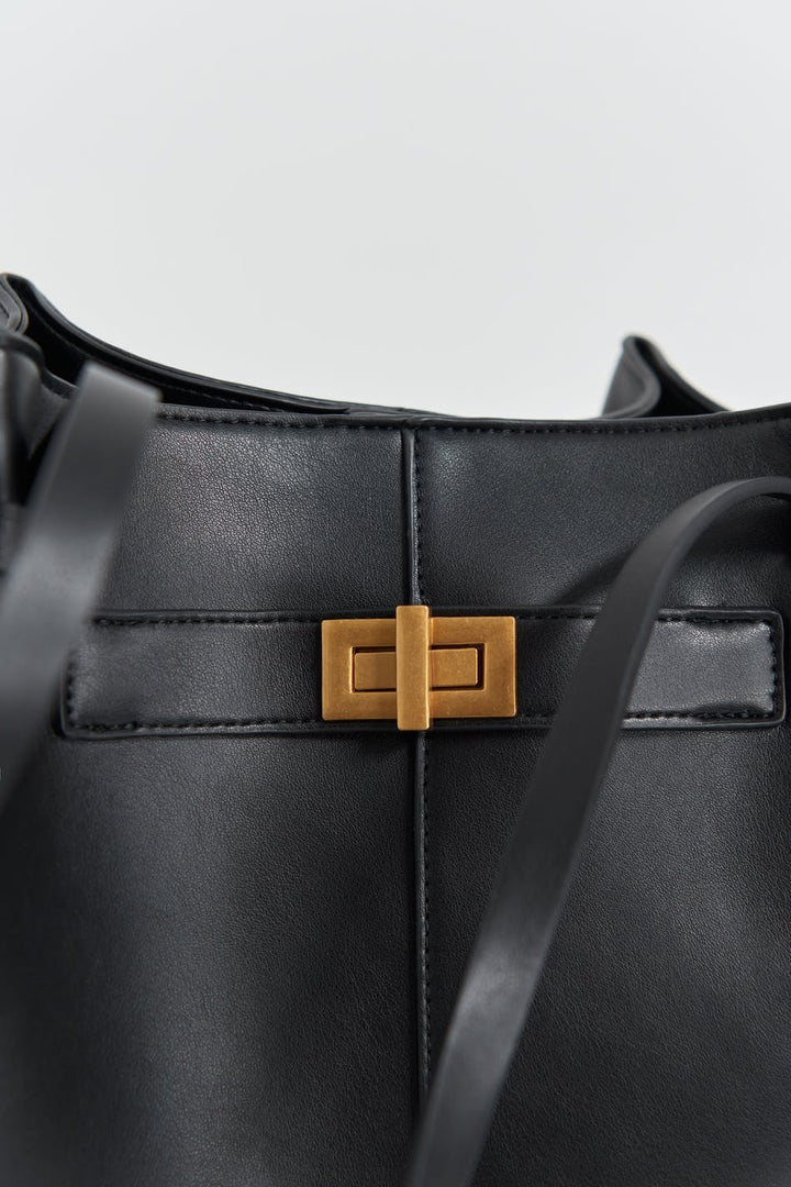 Elegante en praktische bruine dames shopper, ideaal als werktas of modieuze accessoire.