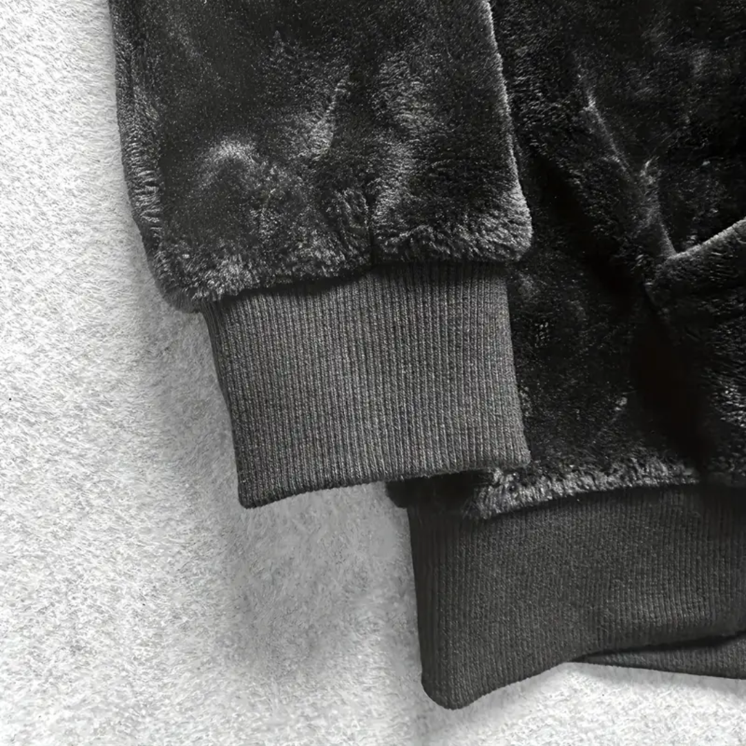 Voorkant van de comfortabele heren hoodie Emil. Zwarte trui, gevoerd met pluche, voor warmte en stijl.