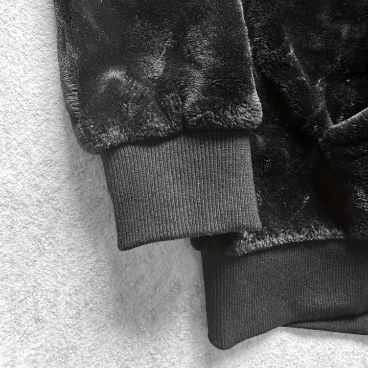 Voorkant van de comfortabele heren hoodie Emil. Zwarte trui, gevoerd met pluche, voor warmte en stijl.