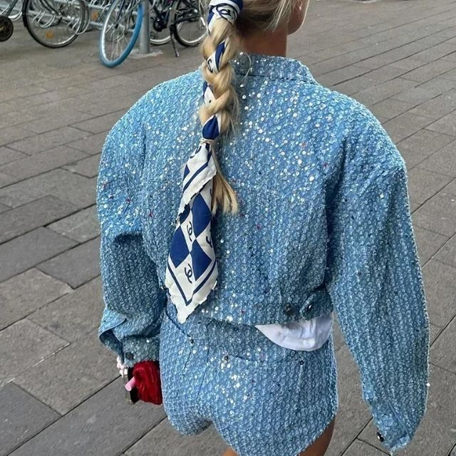Trendy dames denim set, bestaande uit een spijkerjack en shorts met schitterende pailletten.