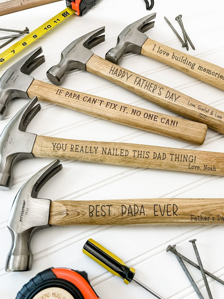 Uniek vaderdag cadeau: gepersonaliseerde hamer met naam en meetlint voor de klussende papa.