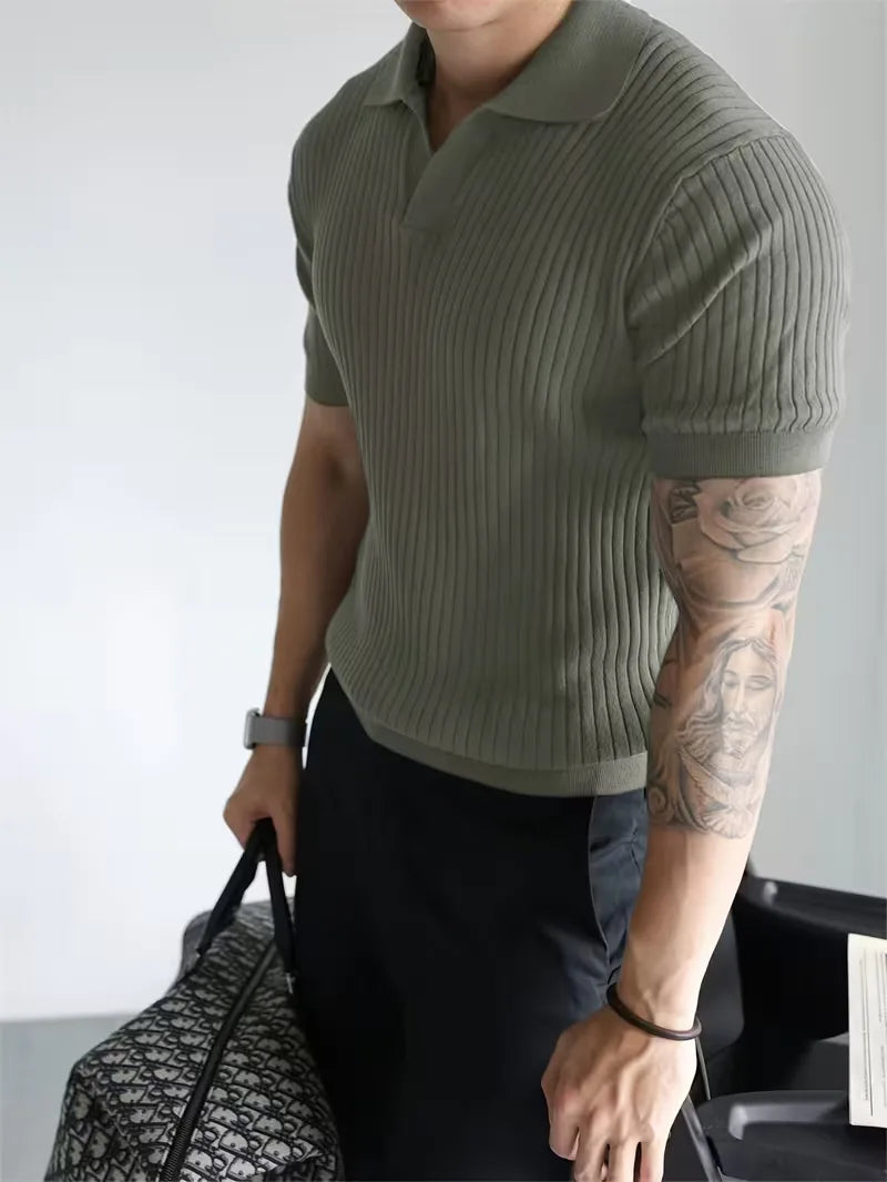 Blauwe heren gebreide polo met V-hals en ribstructuur. Comfortabele korte mouwen, ideaal voor elke dag.