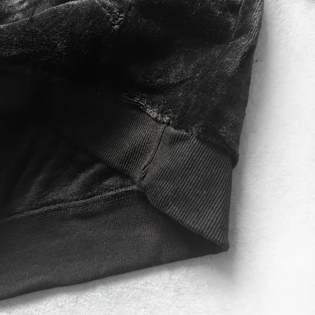 Stijlvolle zwarte heren hoodie Emil. De warme trui met pluche voering en capuchon is perfect voor sport & casual.