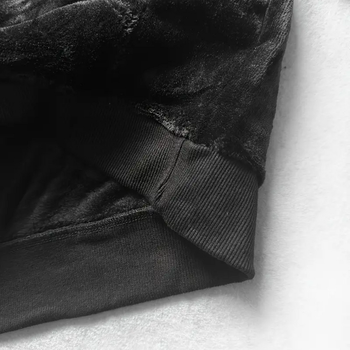 Stijlvolle zwarte heren hoodie Emil. De warme trui met pluche voering en capuchon is perfect voor sport & casual.