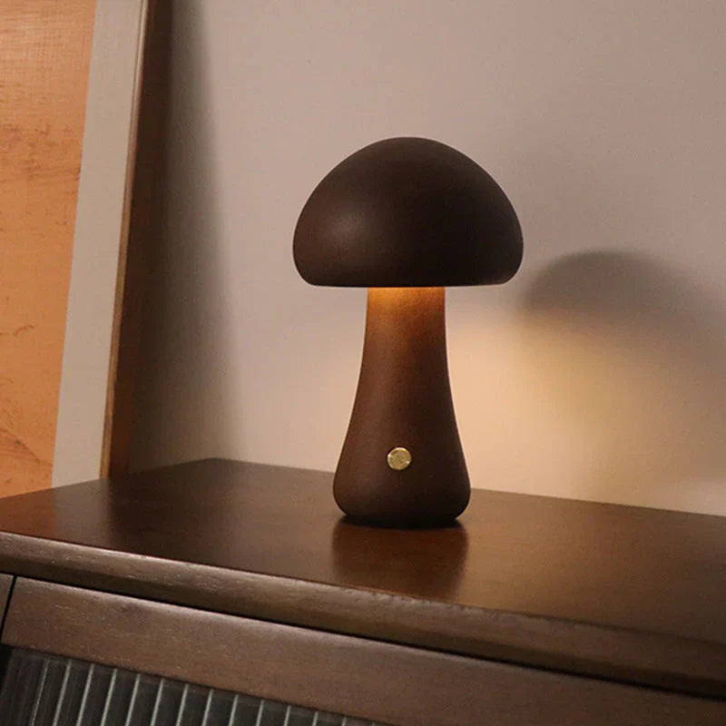 Decoratief houten paddenstoel lampje, zachte LED gloed, ideaal voor sfeervolle kinderkamer verlichting.