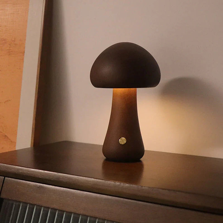 Decoratief houten paddenstoel lampje, zachte LED gloed, ideaal voor sfeervolle kinderkamer verlichting.