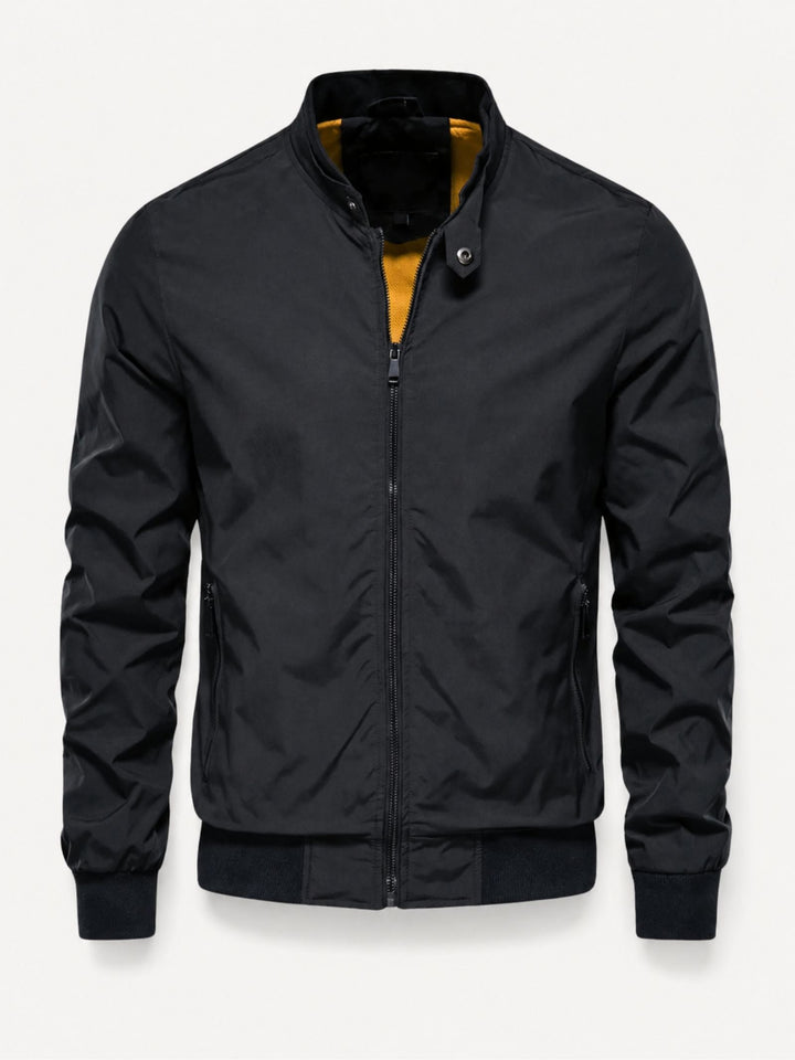 Stijlvol heren bomberjack met stevige ritssluiting en opstaande kraag; perfecte bovenkleding voor herfst.