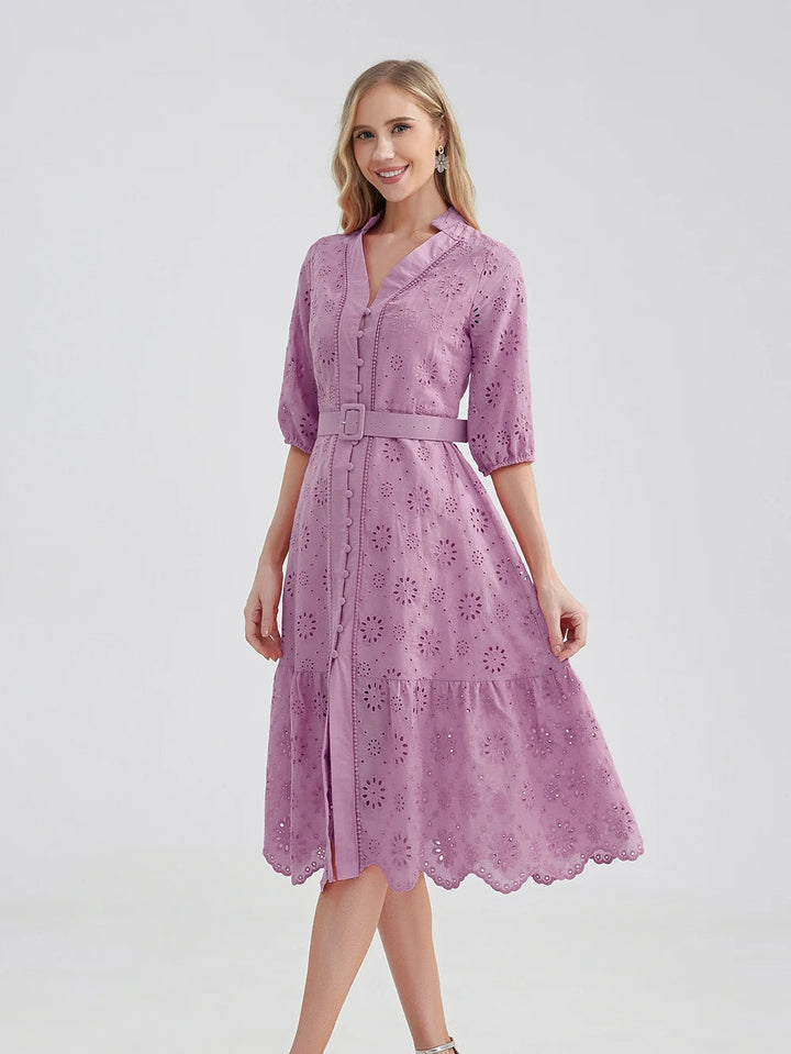 Flatterende snit: dames zomerjurk met hoge taille, ruches en V-hals design.