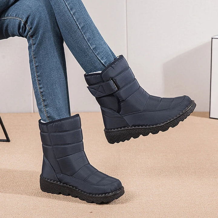 Donkere waterdichte snowboots met robuuste antislip plateauzool voor optimale grip in sneeuw.