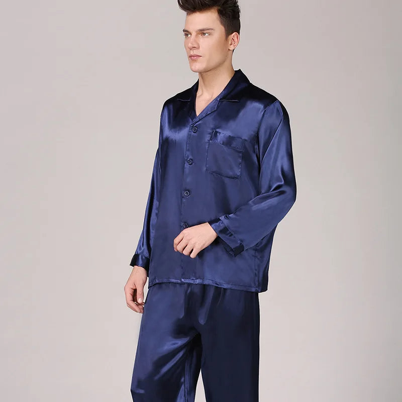 Luxe heren zijden pyjama set (blauw/zwart) voor ultiem comfort. Ideale nachtkleding en loungewear.
