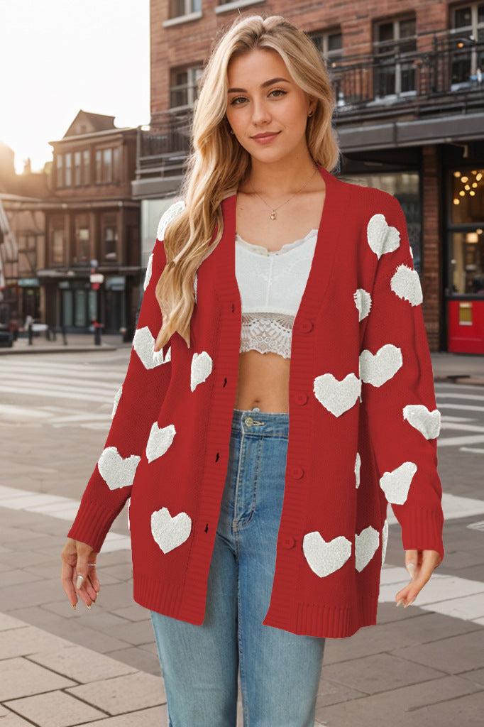 Trendy damesvest, gebreid met lange mouwen en een opvallende hartjesprint. Ideaal voor modebewuste vrouwen.