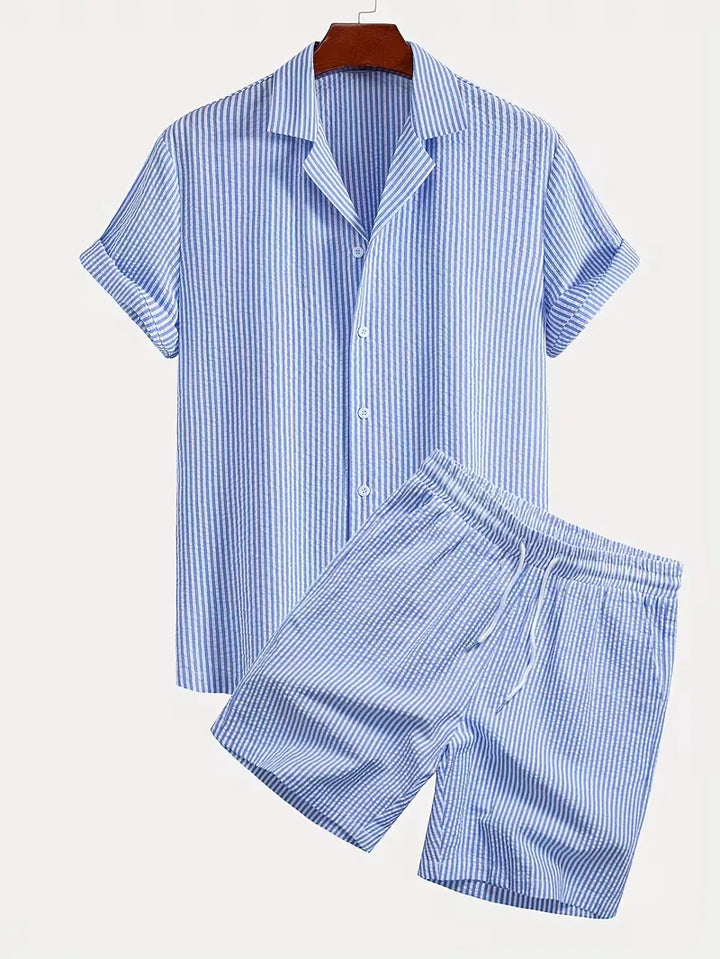 Heren strandkleding: korte mouwen shirt met streepdessin en effen beige shorts.