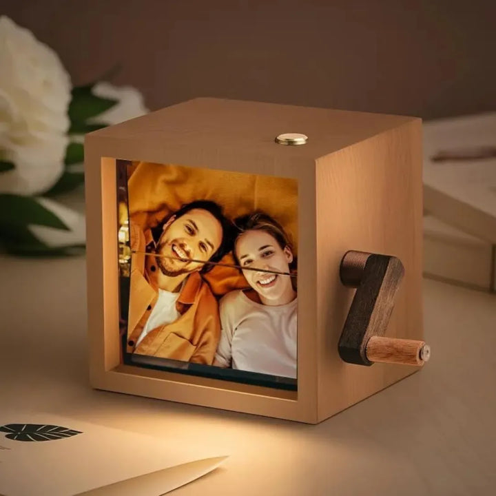 Houten MemoryTurn fotodisplay met handmatige slinger om dierbare foto's nostalgisch te herbeleven. Persoonlijk cadeau.