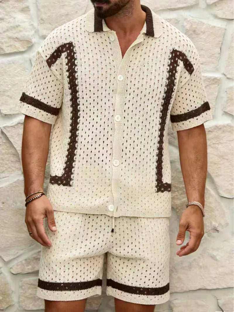 Comfortabele beige gebreide tweedelige heren zomerset: shirt & shorts. Ideaal voor strand of vakantie.