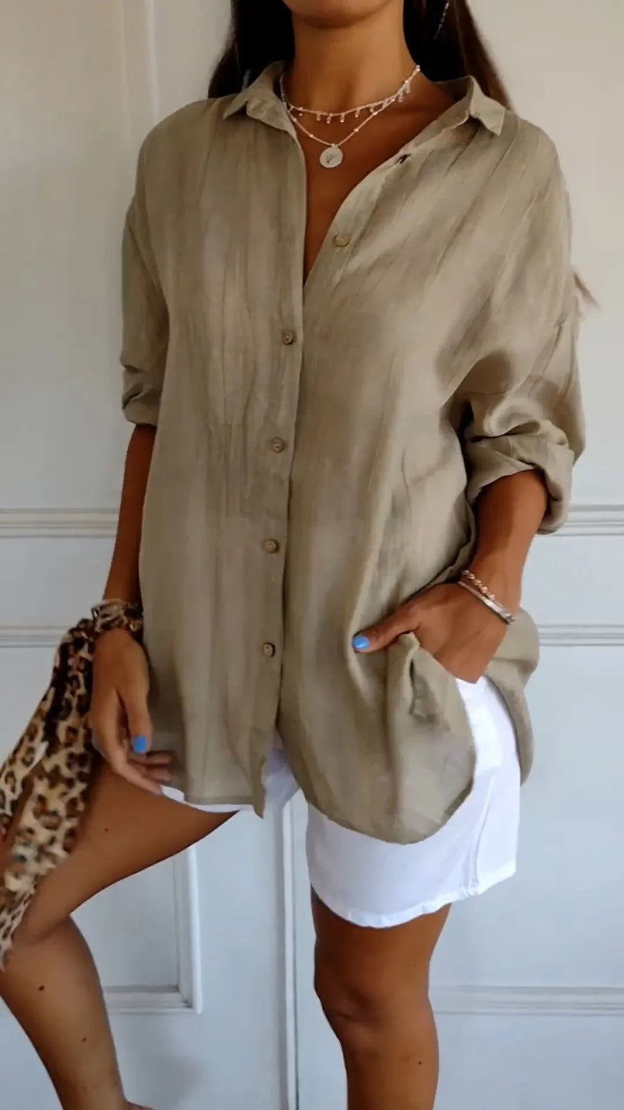 Moderne dames plooitop, lange mouwen, reverskraag, elegant voor casual chic outfits.