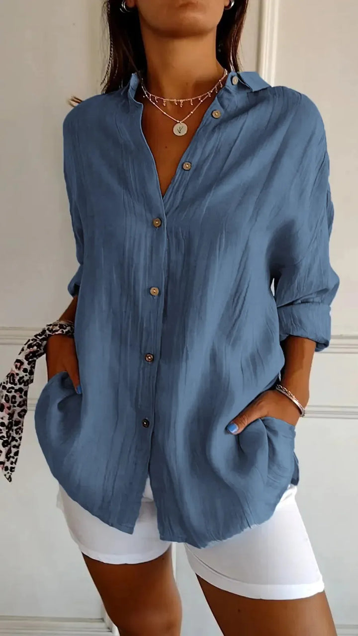 Veelzijdige dames plooitop, geschikt voor zowel casual als zakelijke looks. Met reverskraag.