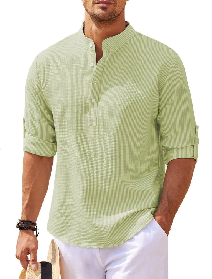 Modern herenshirt met lange mouwen en opstaande kraag. Casual doch formeel voor de modieuze man.