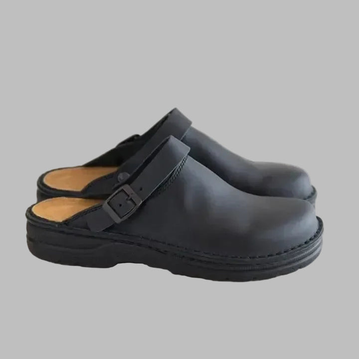 Zwarte heren comfort klompen, duurzame slip-on schoenen. Ideaal als tuinschoenen of casual vrijetijdsschoenen.