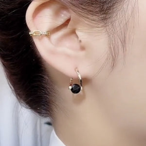Gedetailleerde weergave van elegante germanium oorbellen. Perfect accessoire om je outfit compleet te maken.