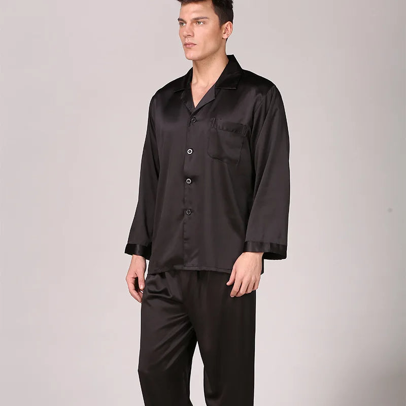 Comfortabele heren zijden pyjama set in blauw en zwart. Perfecte luxe slaapkleding en loungewear voor mannen.