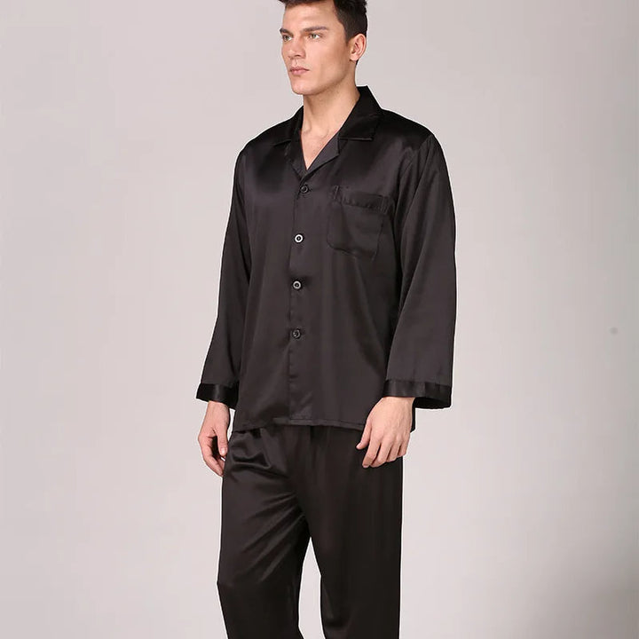 Comfortabele heren zijden pyjama set in blauw en zwart. Perfecte luxe slaapkleding en loungewear voor mannen.
