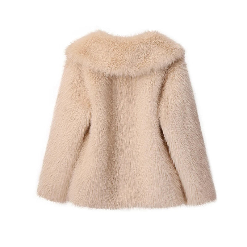 Zachte pluizige dames bovenkleding, oversized en warm, voor een trendy winterstijl.